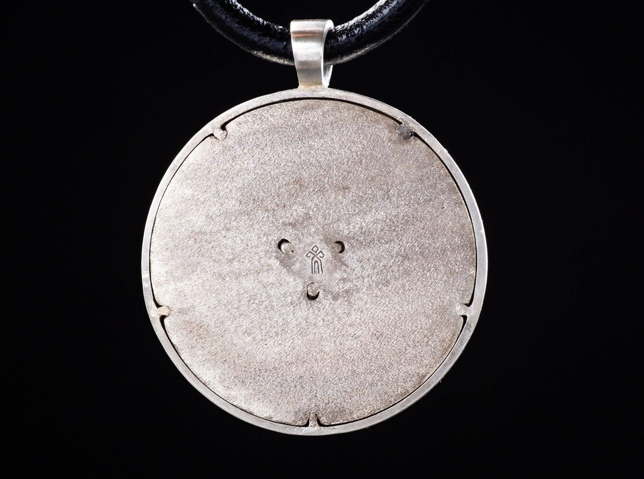 pendant backside with shop logo 'Yachur'